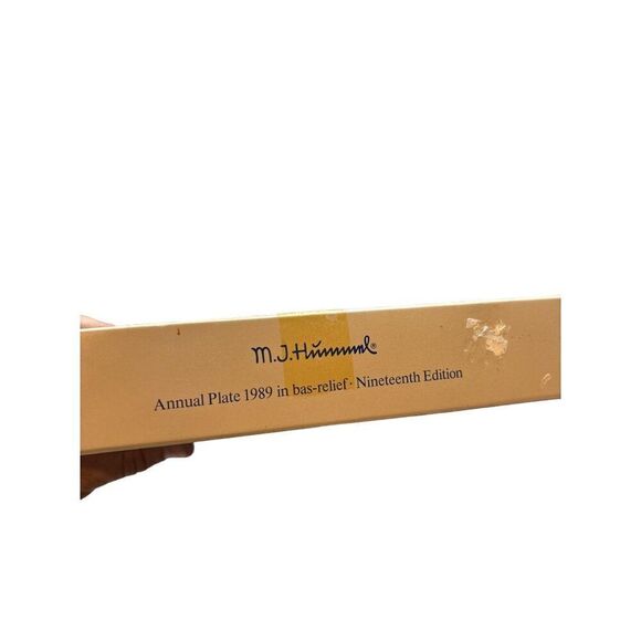 M.J. Hummel Annual Plates 1989 & 1991 Goebel Porzellan Bas-Relief Editions - Picture 3 of 3